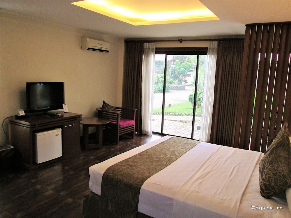 Chali Beach Resort and Conference Center Business Suite, 1 King Bed 3