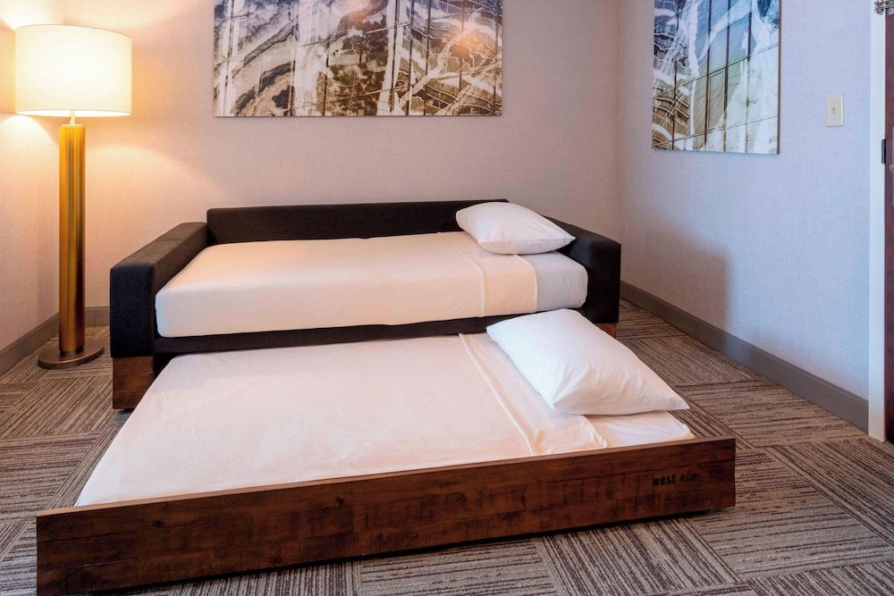 Studio, 1 King Bed, Non Smoking (Mobility/Hearing Accessible, Tub)