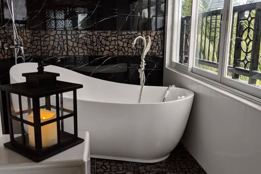 Deep soaking bathtub