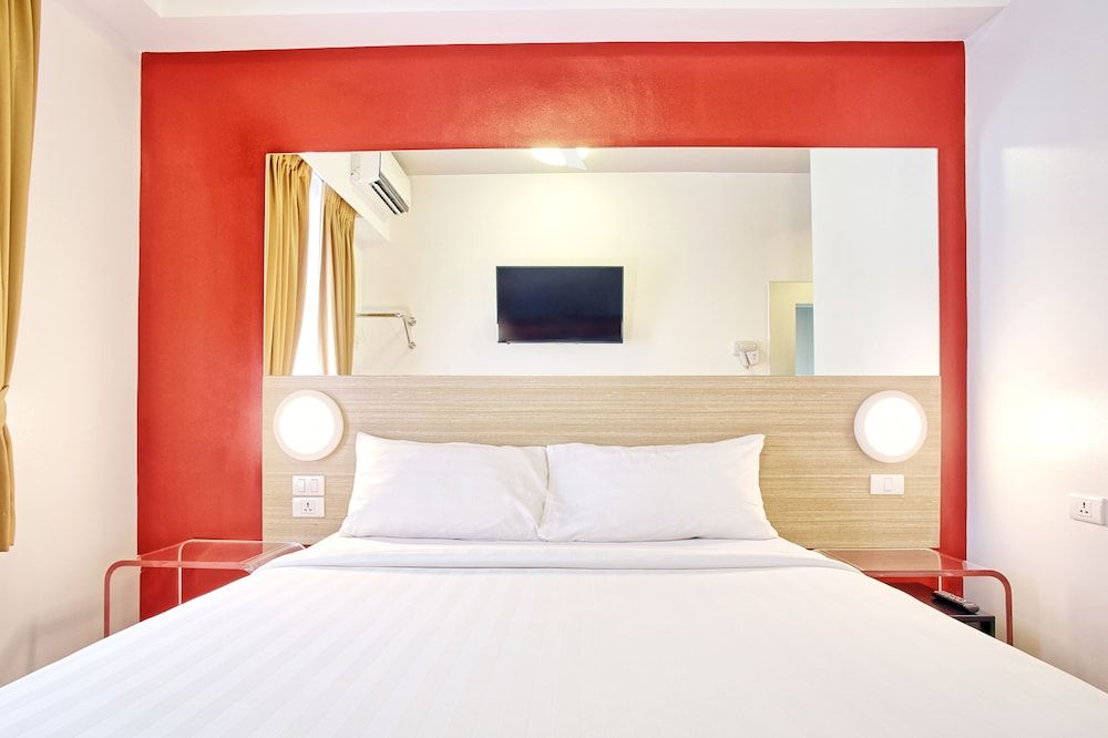 undefined Red Planet Makati Amorsolo 8