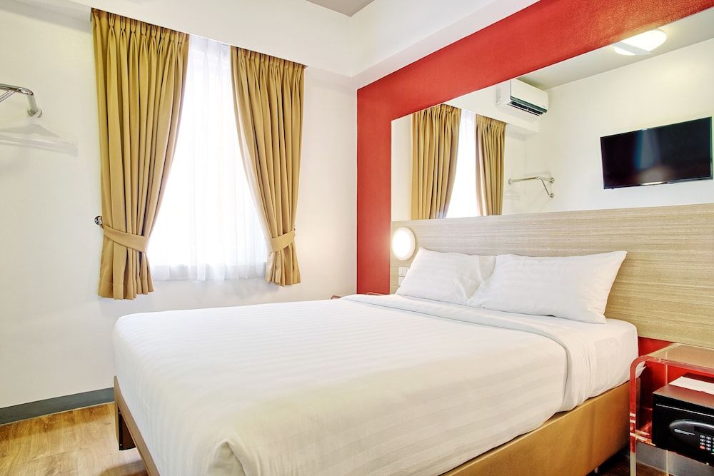 undefined Red Planet Makati Amorsolo 2