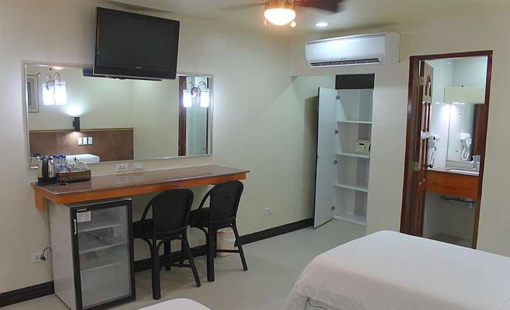 Lost Horizon Beach Dive Resort Deluxe Room (Modern) 3