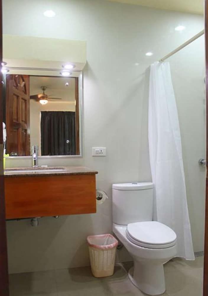 Lost Horizon Beach Dive Resort Deluxe Room (Modern) 5