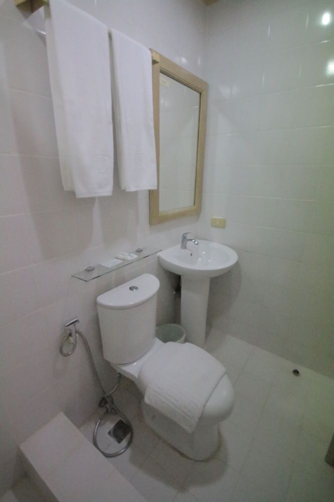 Roxas President's Inn Deluxe Twin Bed 4