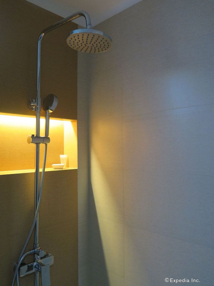 Kew Hotel Deluxe Twin Room 8