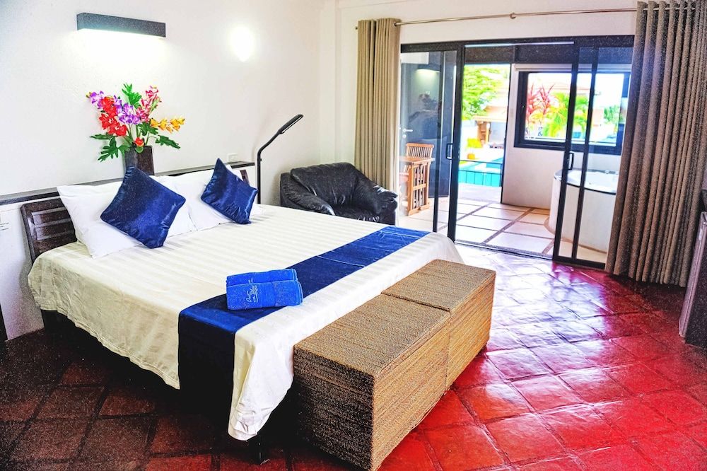 Spa Suite, Poolside