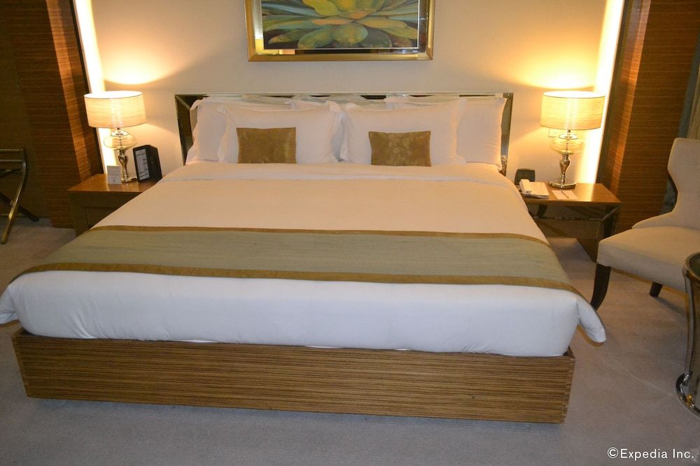 Greenleaf Hotel Gensan Deluxe King Room 2