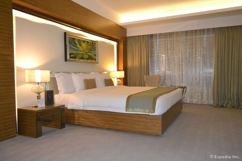 Greenleaf Hotel Gensan Deluxe King Room 3