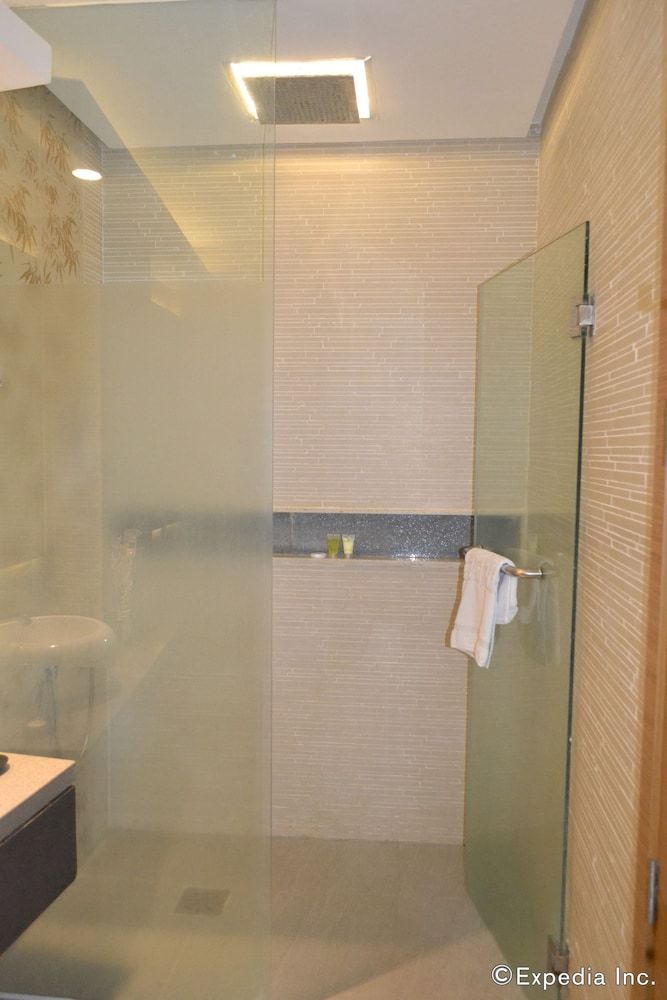 Greenleaf Hotel Gensan Deluxe King Room 7