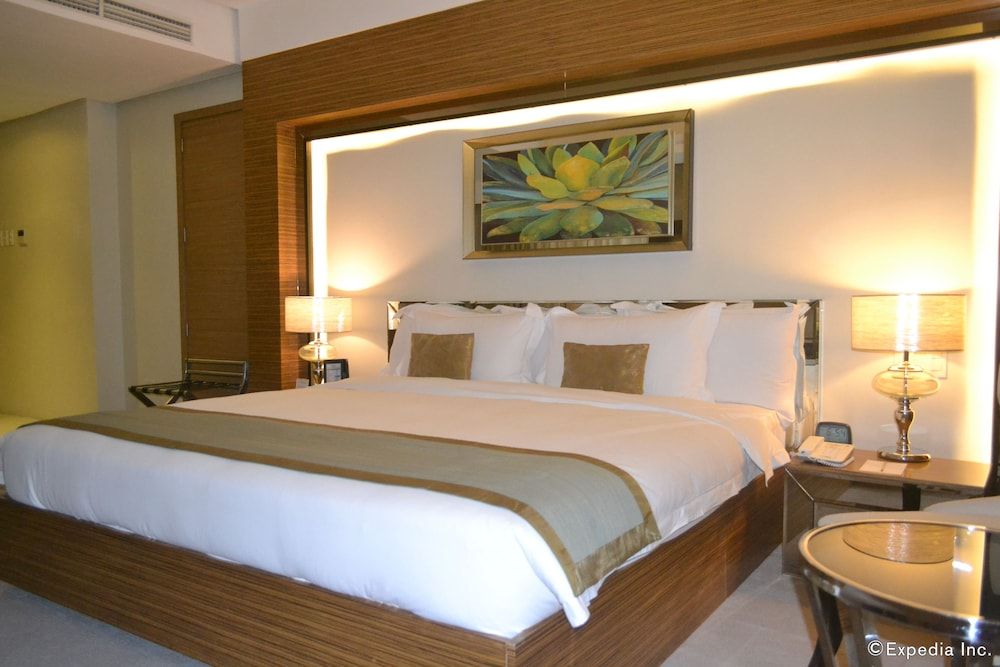 Greenleaf Hotel Gensan Deluxe King Room 4