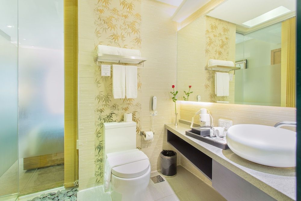 Greenleaf Hotel Gensan Deluxe Twin Room 4