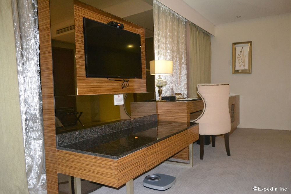 Greenleaf Hotel Gensan Deluxe King Room 8