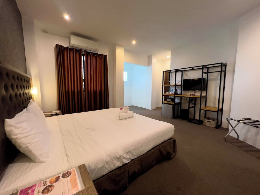 Deluxe Room with 1 King Bed and Ocean View and Sea Side View