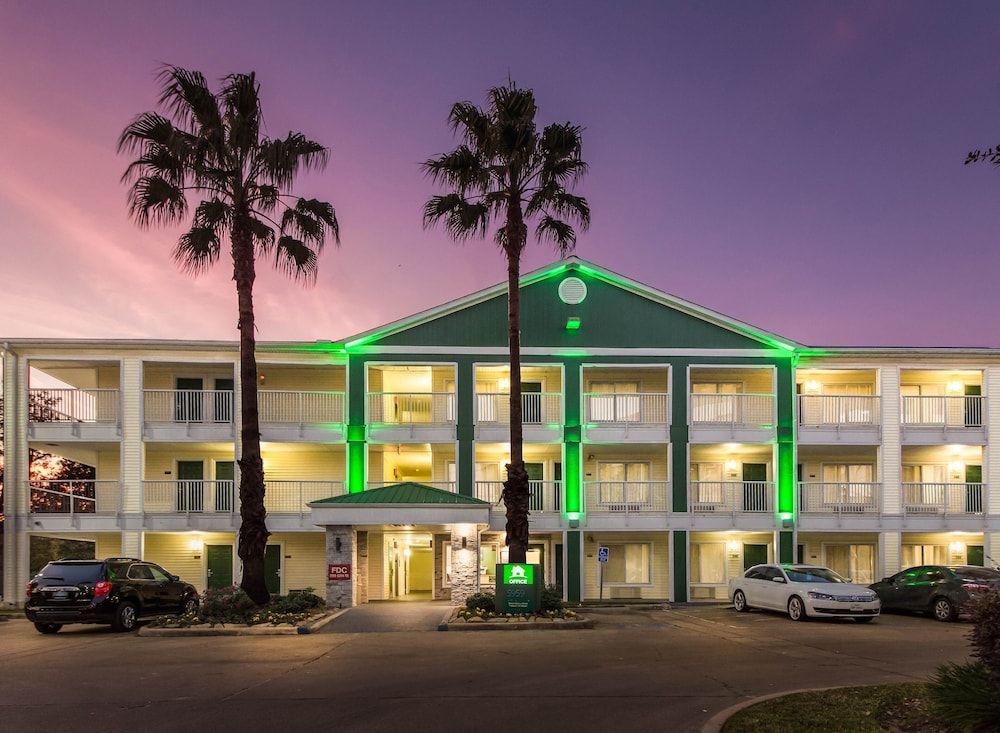 undefined HomeTowne Studios by Red Roof Houston - Northwest 7