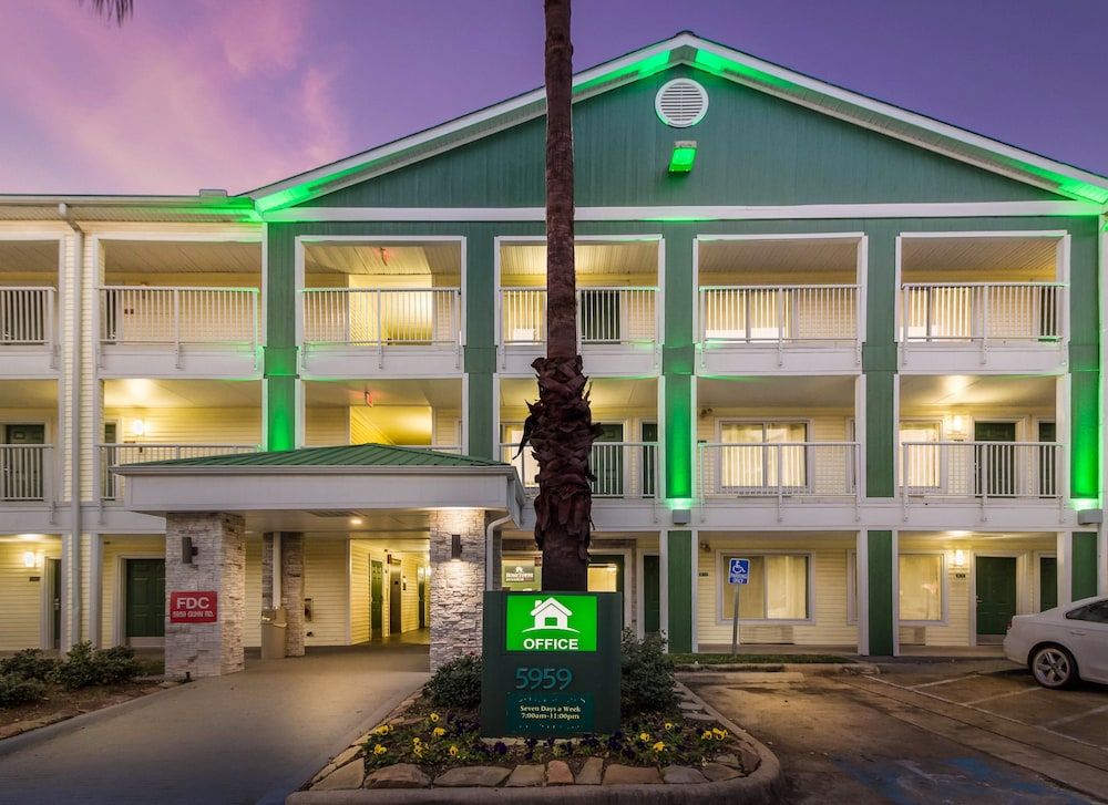 undefined HomeTowne Studios by Red Roof Houston - Northwest 6