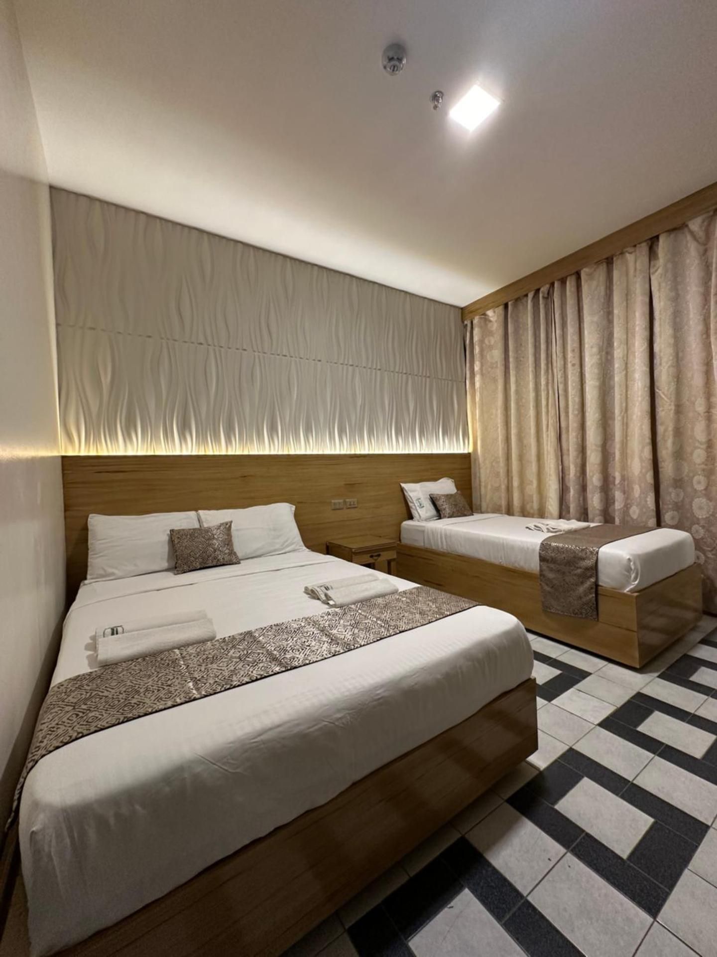 Bamboo Garden Business Inn Deluxe Family Room with Window 3