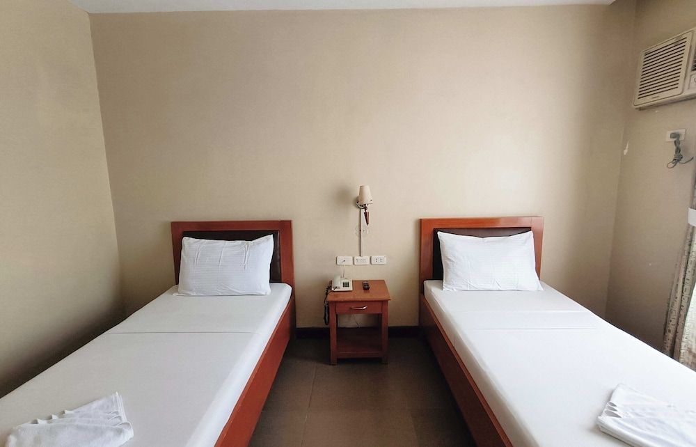 Fuente Oro Business Suites Cebu powered by Cocotel Standard Twin Room 5