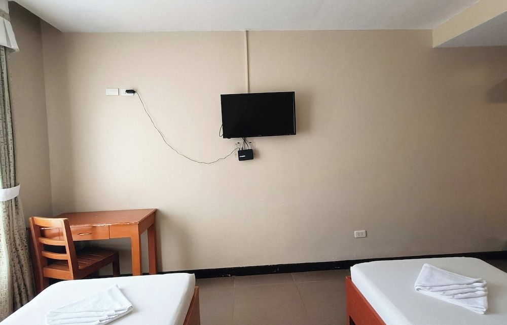 Fuente Oro Business Suites Cebu powered by Cocotel Standard Twin Room 8