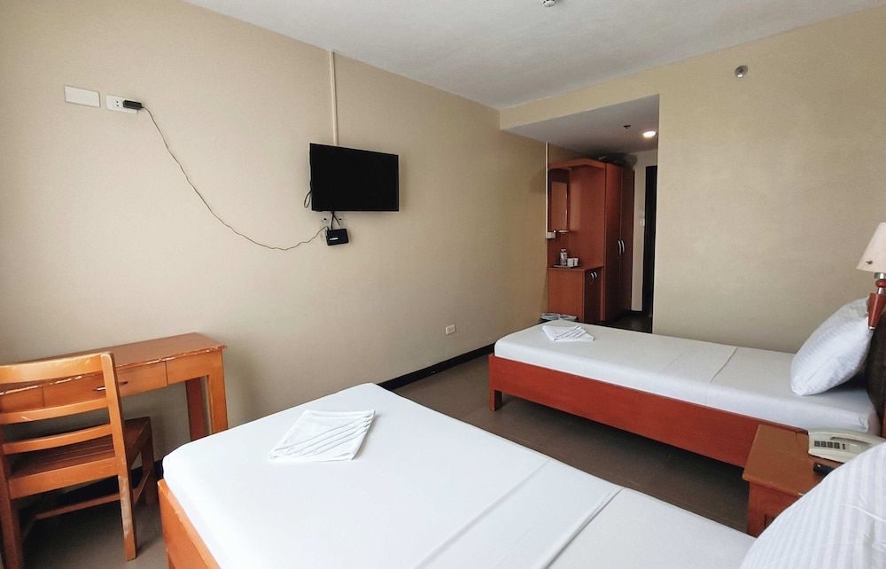 Fuente Oro Business Suites Cebu powered by Cocotel Standard Twin Room 3
