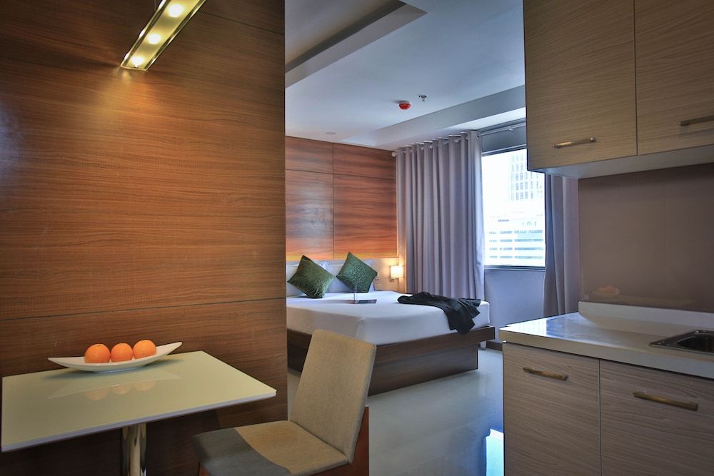 Valero Grand Suites by Swiss-Belhotel Makati Premier Business Queen 4