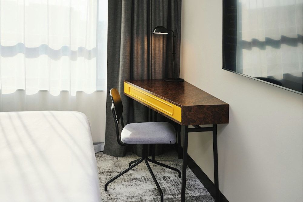 Four Points by Sheraton Wroclaw Classic Room, 1 Queen Bed, City View 3