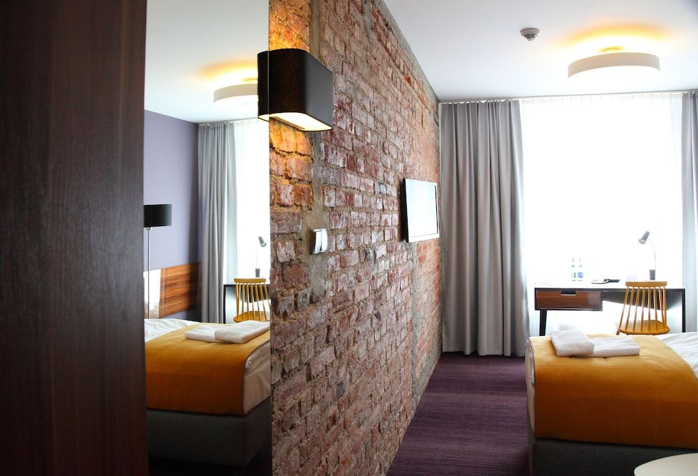 Hotel Tobaco Twin Room (small) 6