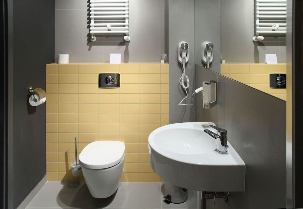 Hotel Tobaco Twin Room (small) 3