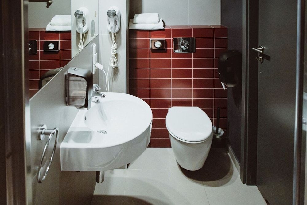 Hotel Tobaco Twin Room (small) 5