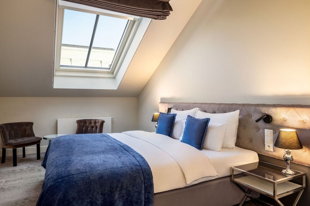Deluxe Suite, 1 King Bed with Sofa bed, Non Smoking
