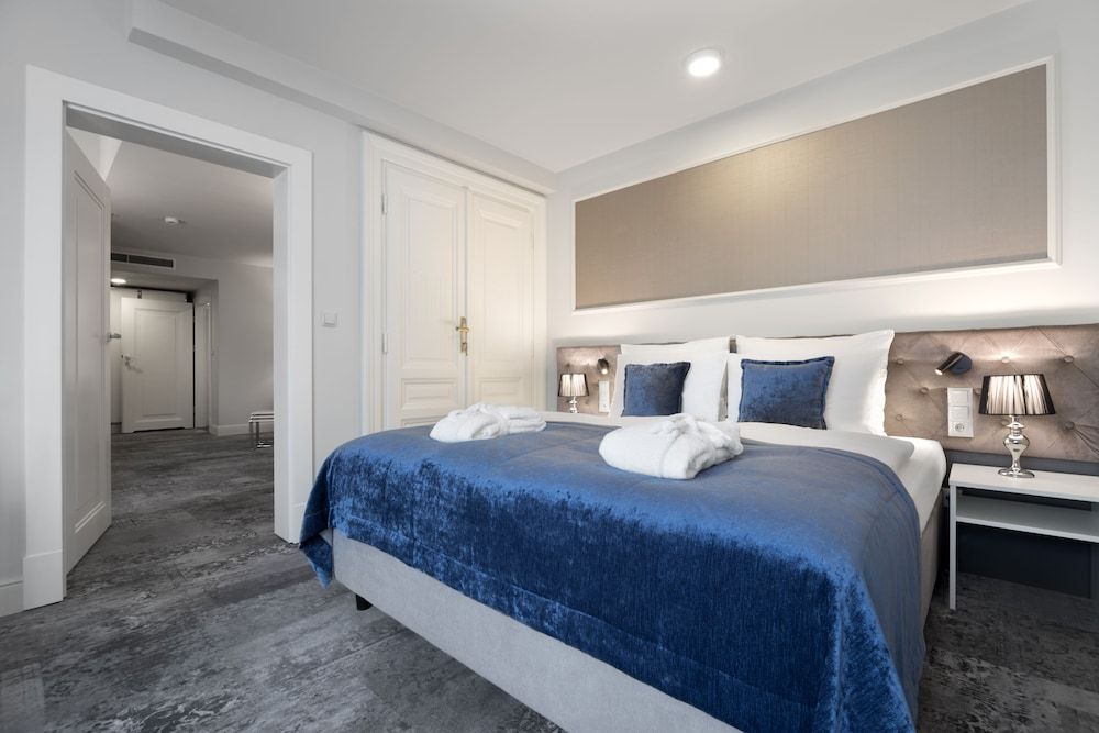 Deluxe Suite, 1 King Bed with Sofa bed, Non Smoking