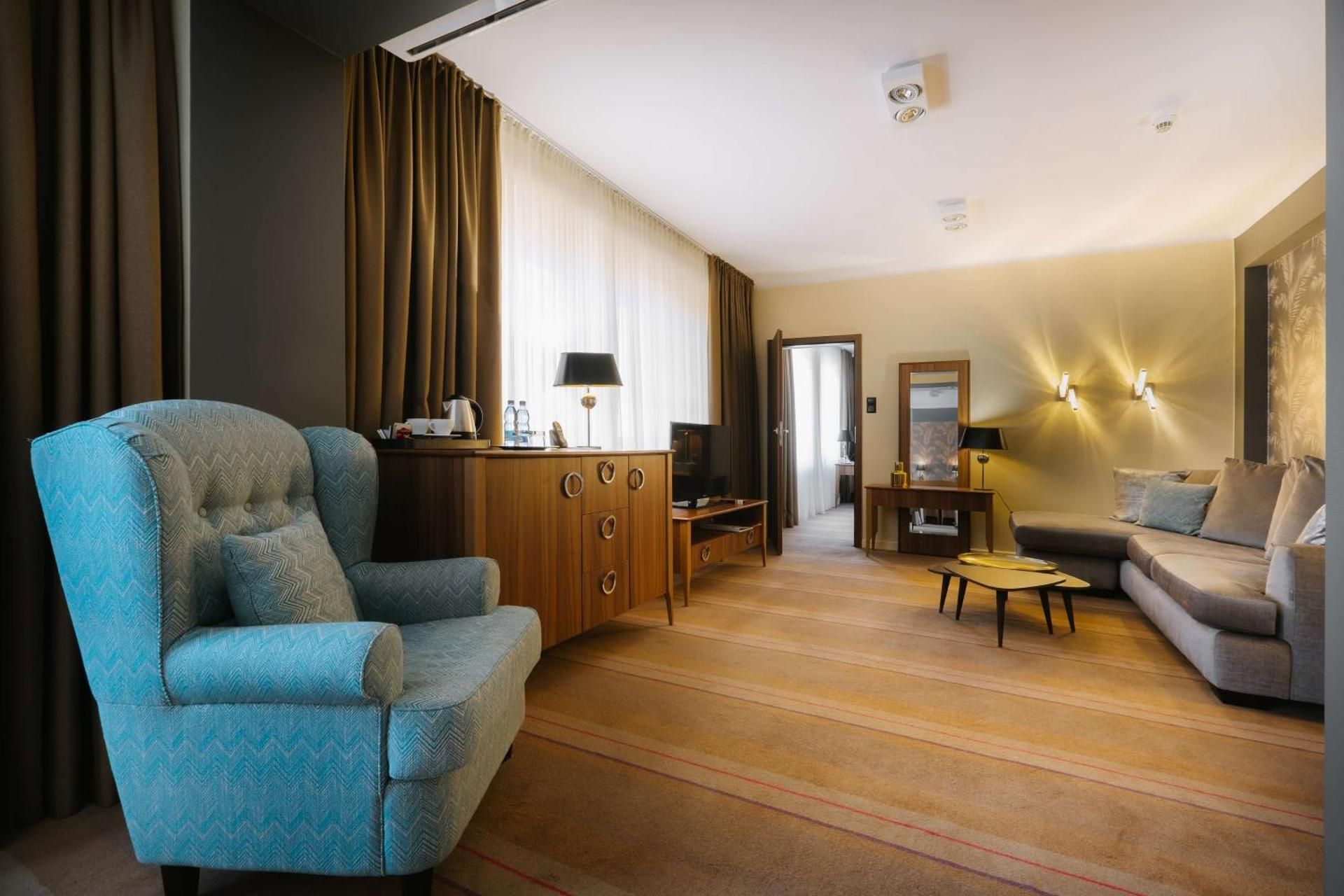 Queen Suite with Two Single Beds with access to the wellness and fitness area