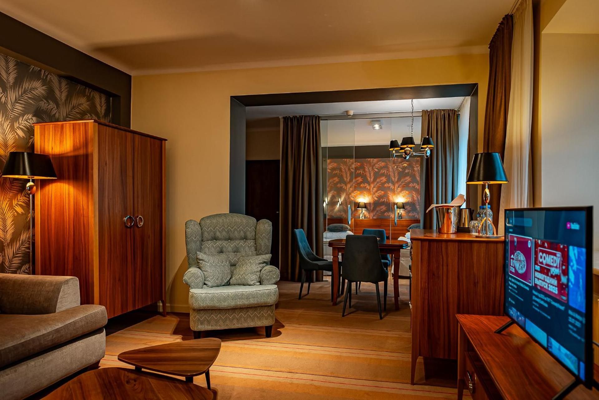 Queen Suite with Two Single Beds with access to the wellness and fitness area