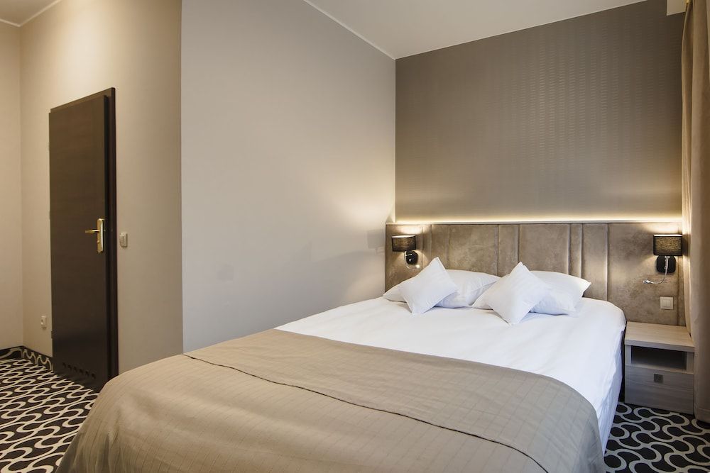 Art Hotel's Sosnowiec Double Room, 1 Queen Bed 3