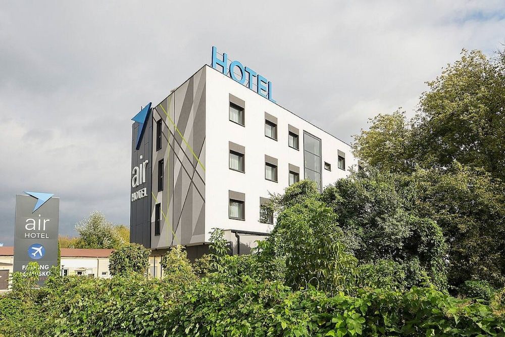 undefined Air Hotel 8