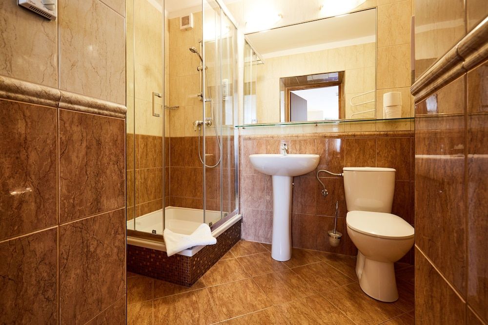 Willa Labelle Triple Room 6