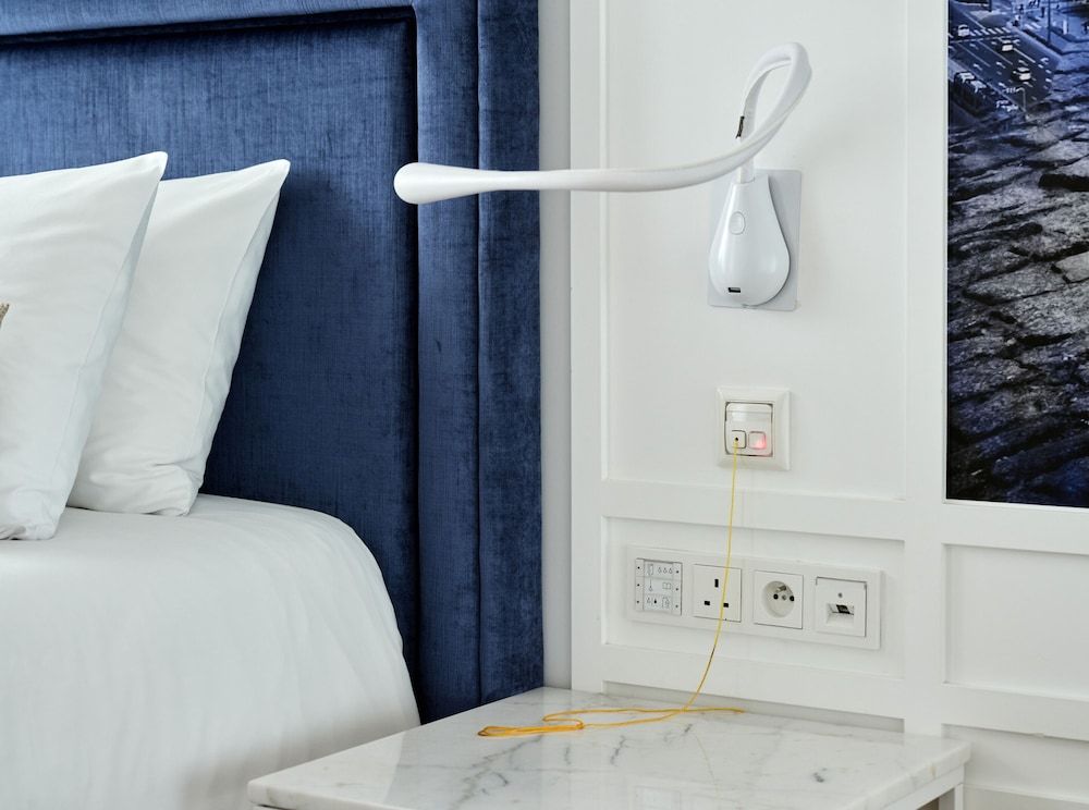 Premium Room, 1 Queen Bed, Accessible Bathtub