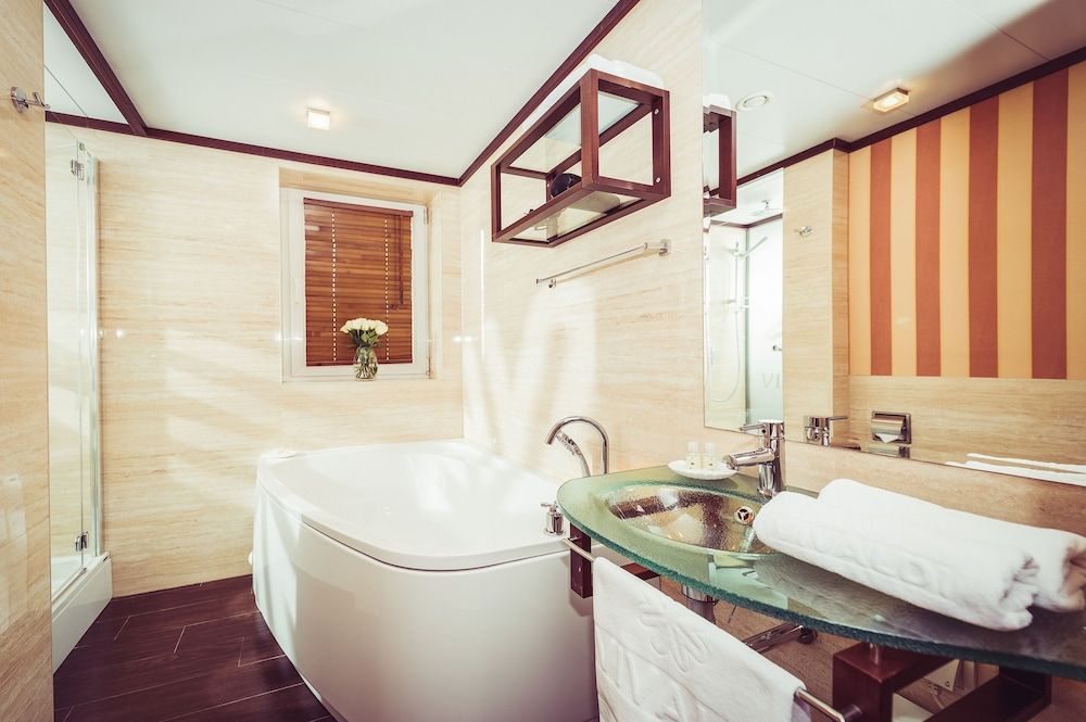 Vivaldi Hotel Deluxe Room 3