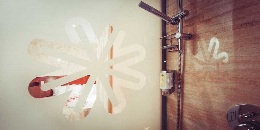 Vivaldi Hotel Deluxe Room 4