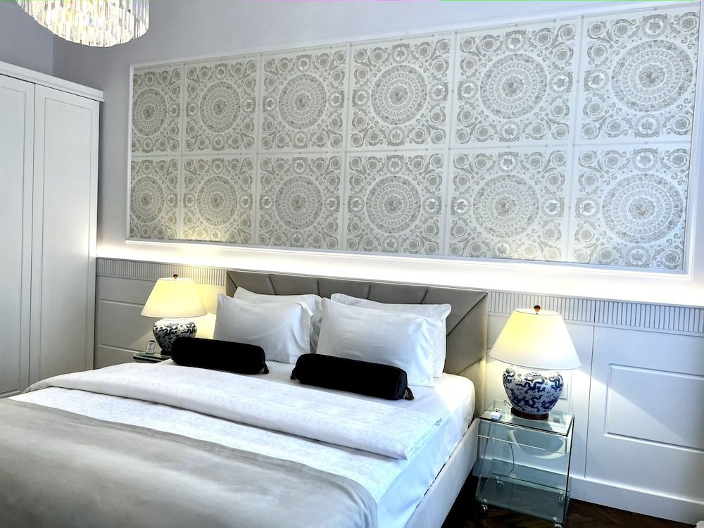 Luxury Magnific Suite, 2 Bedrooms, 2 Bathrooms (Krzywe Kolo street, Old Town view, 105 m2)