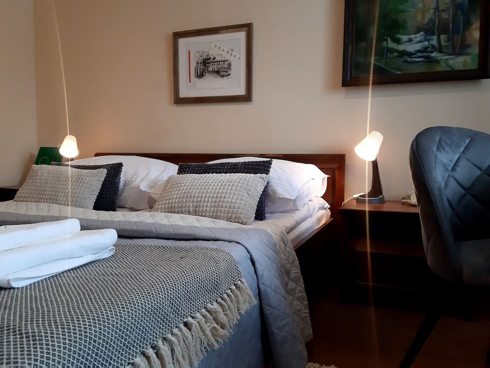 Deluxe, Queen, Courtyard or Mountain View
