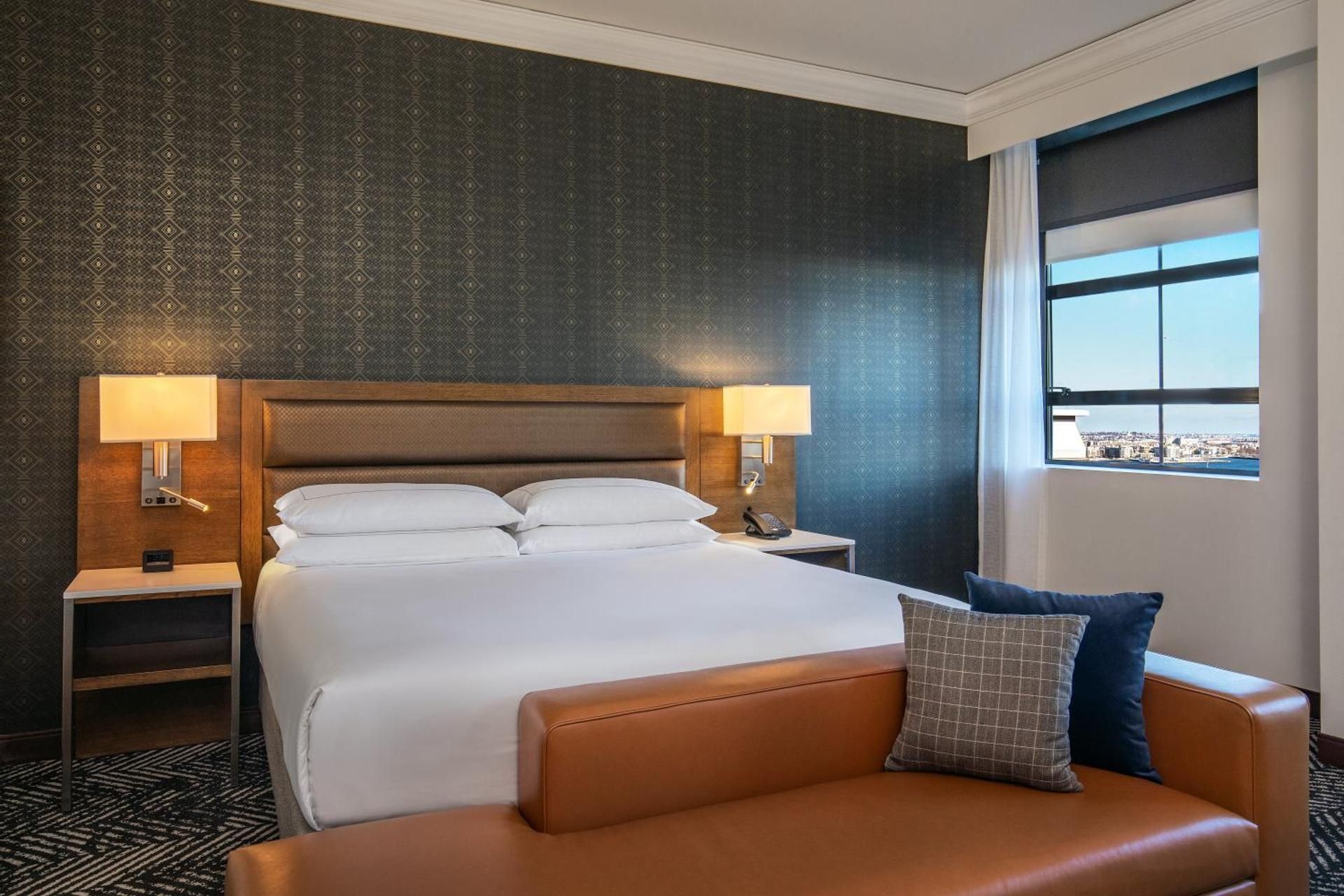 undefined The Dagny Boston 6