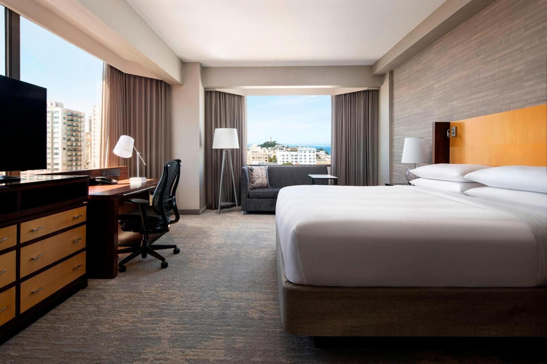 Junior King Suite with Sofa Bed - Mobility Accessible with Tub