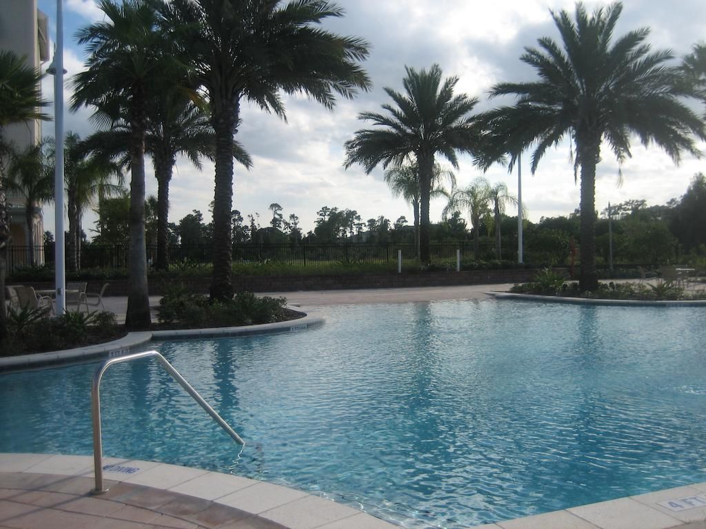 swimming pool [outdoor]