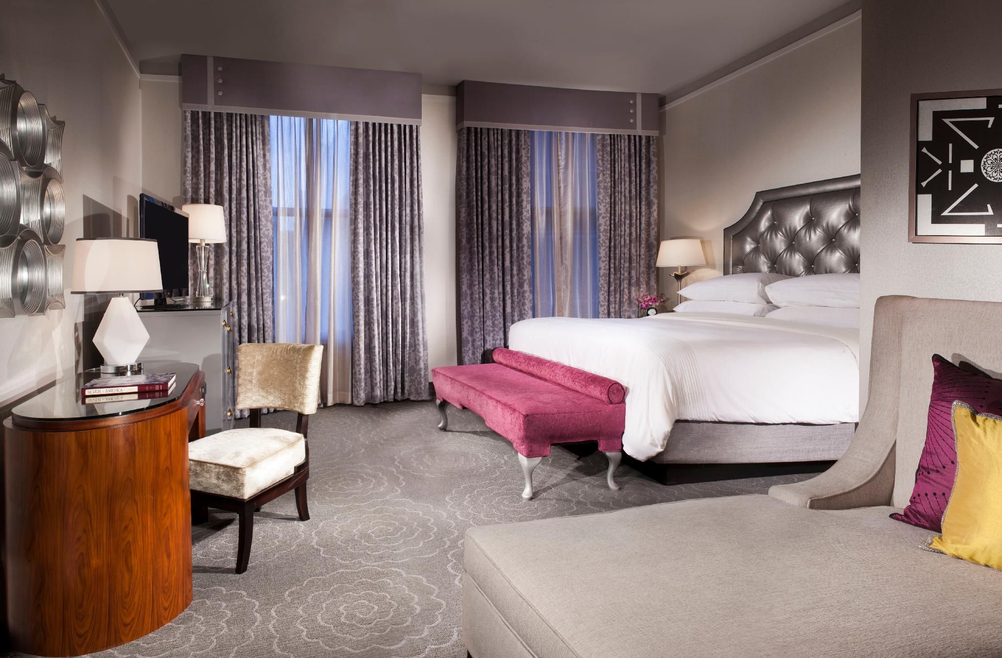 Premium Junior Suite King Roll-In Shower