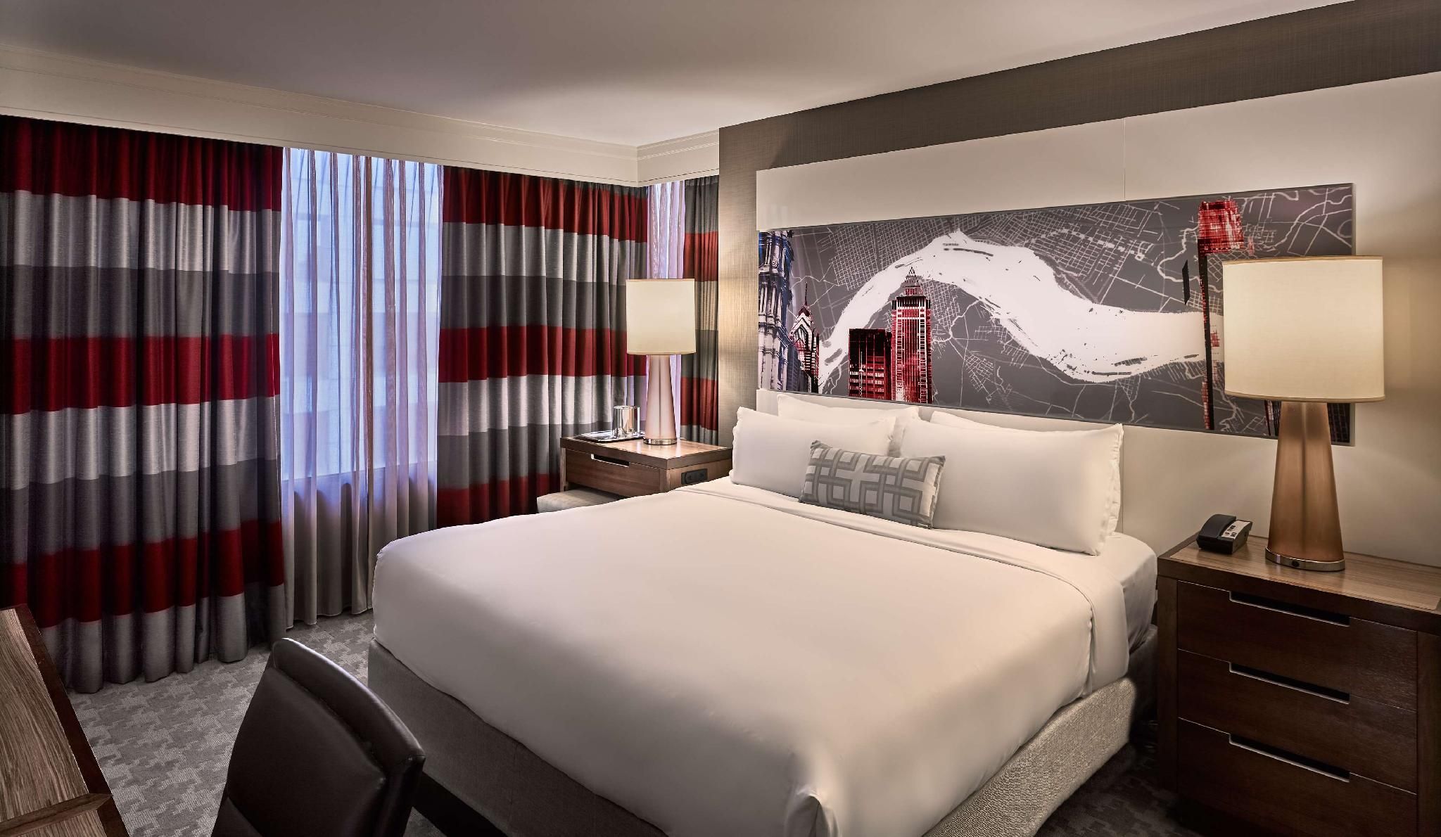 Club Level Petite Corner King Guestroom