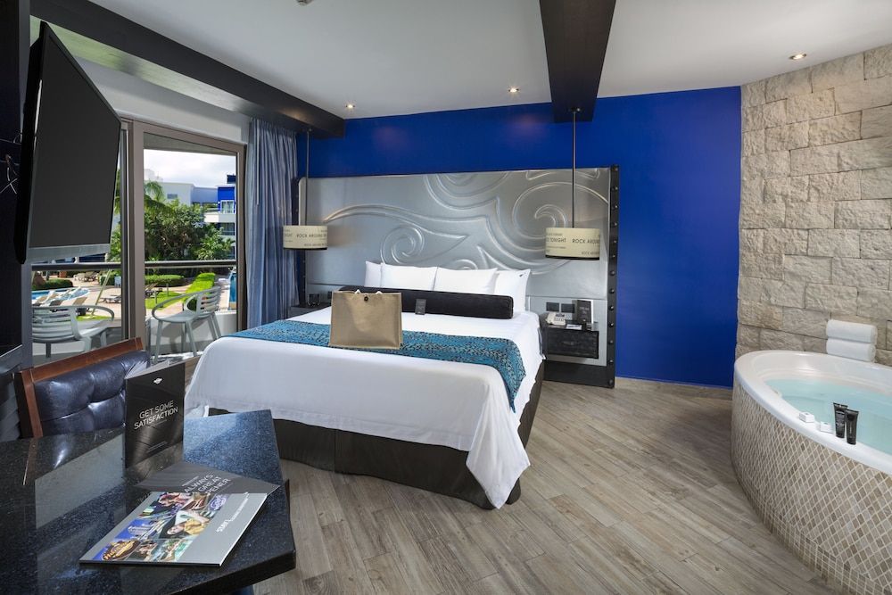 Deluxe Diamond, one king bed