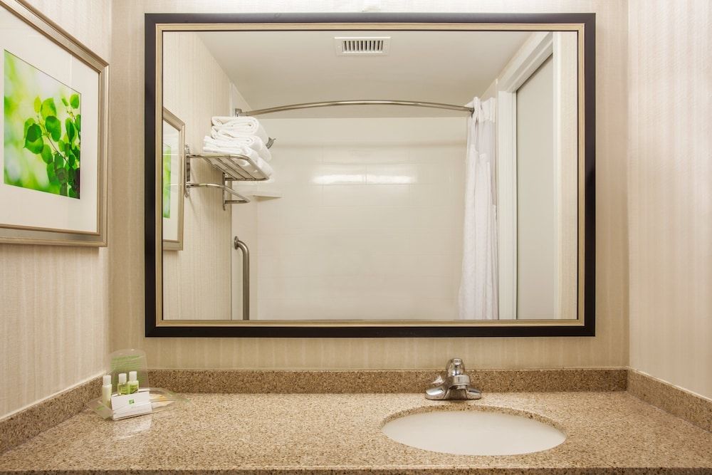 undefined Holiday Inn Toronto - Int'l Airport by IHG 9