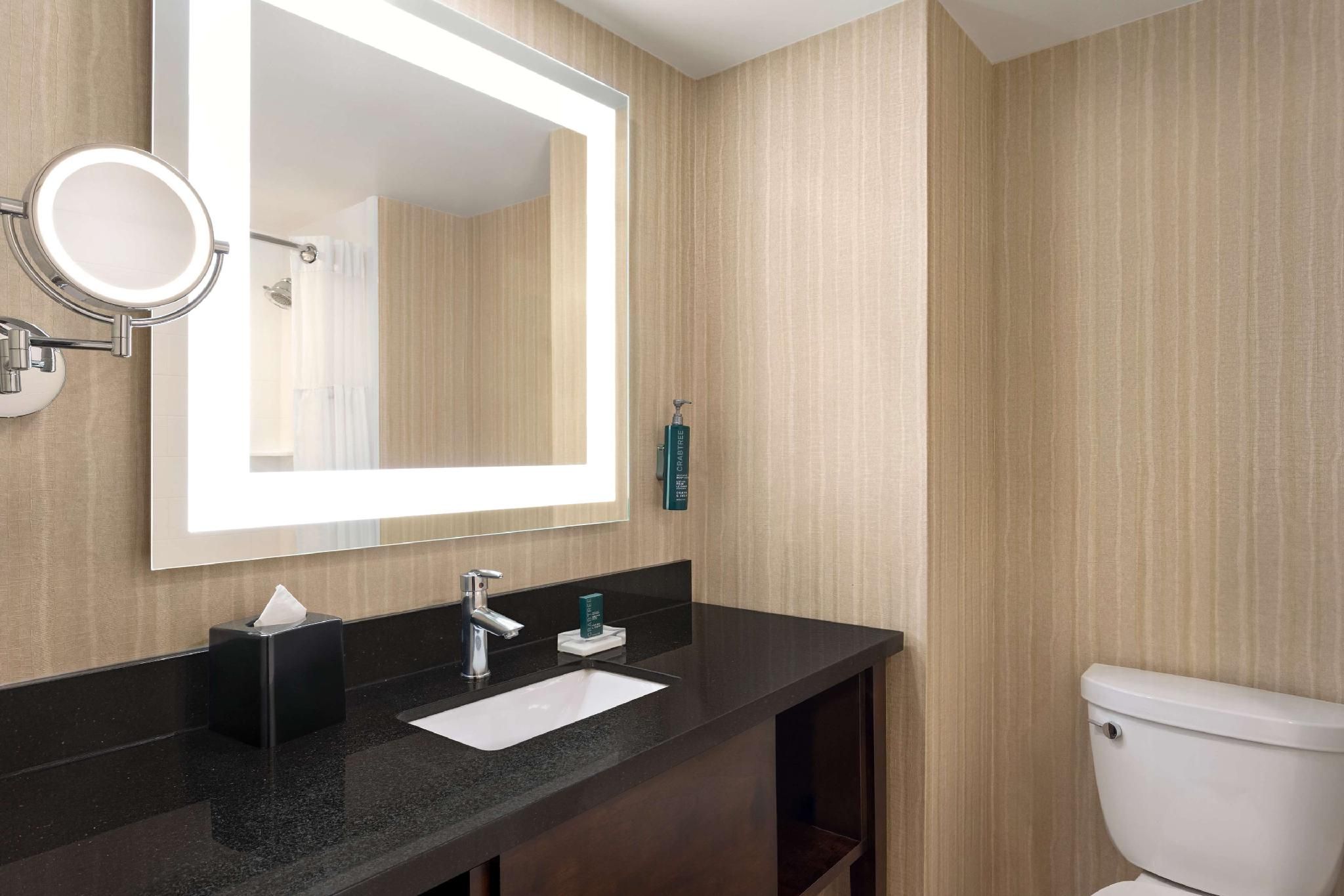 1 Qn Mobility/Hearing Access Bathtub