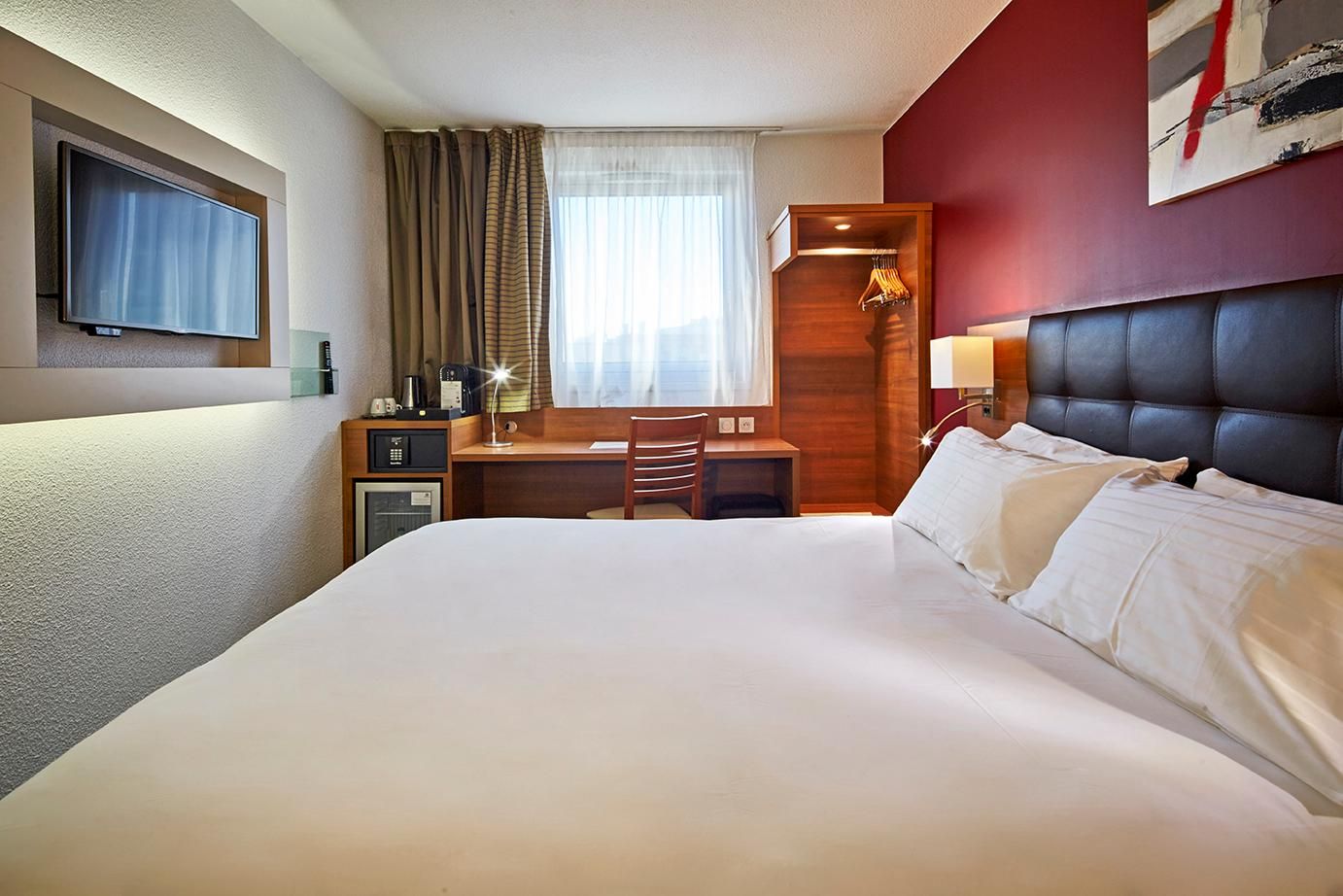 1 Queen Bed Standard Low Floor