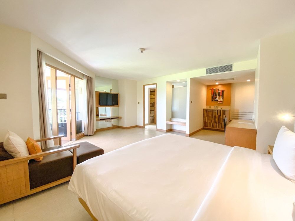 Premium Room, 1 King Bed, Accessible Bathtub, Garden View (Bathtub)
